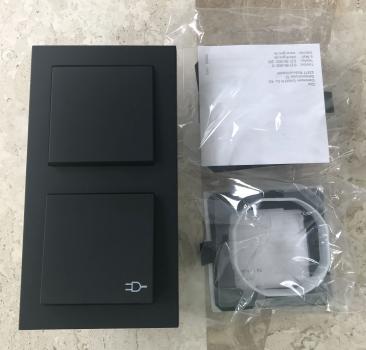 Gira E2 Schwarz Matt Schalter und Steckdose mit Klappdeckel und Rahmen IP44 Komplettset