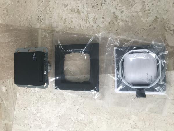 Gira E2 Schwarz Matt Steckdose mit Klappdeckel und Rahmen IP44 Komplettset