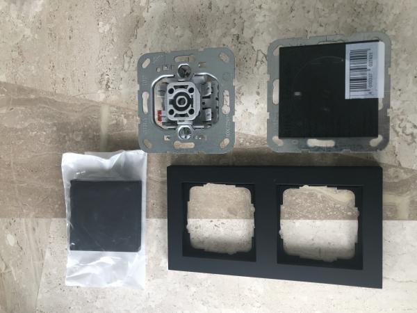 Gira E2 Schwarz Matt Schalter und Steckdose und Rahmen Komplettset
