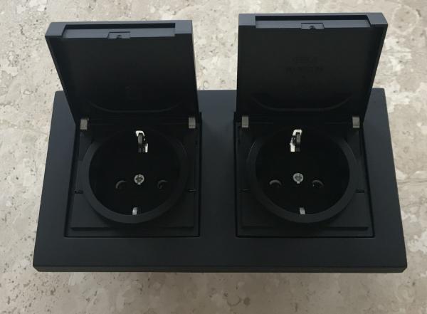 Gira E2 Schwarz Matt Doppel Steckdose mit Klappdeckel und Rahmen IP44 Komplettset